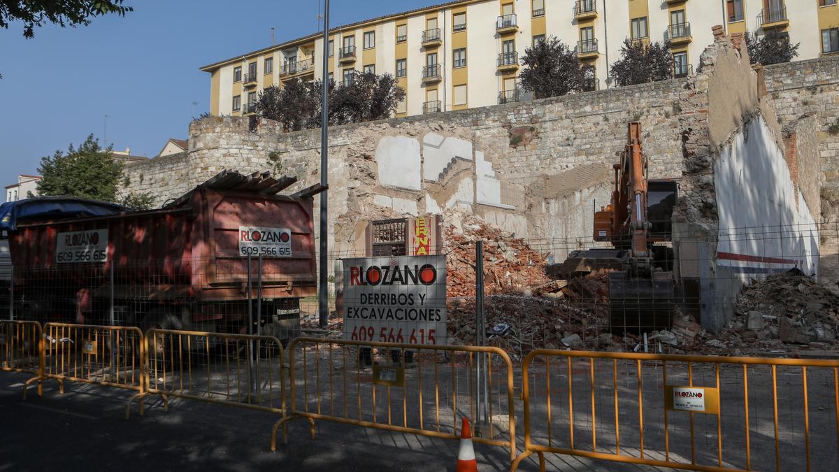 Derribo de anteriores edificaciones de la avenida de la Feria, para despejar la Muralla de Zamora