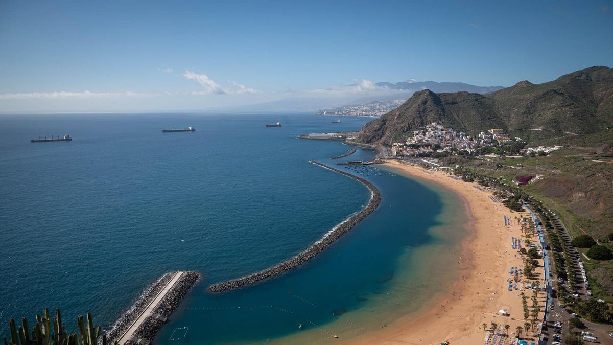 Panorámica de la playa de Las Teresitas.