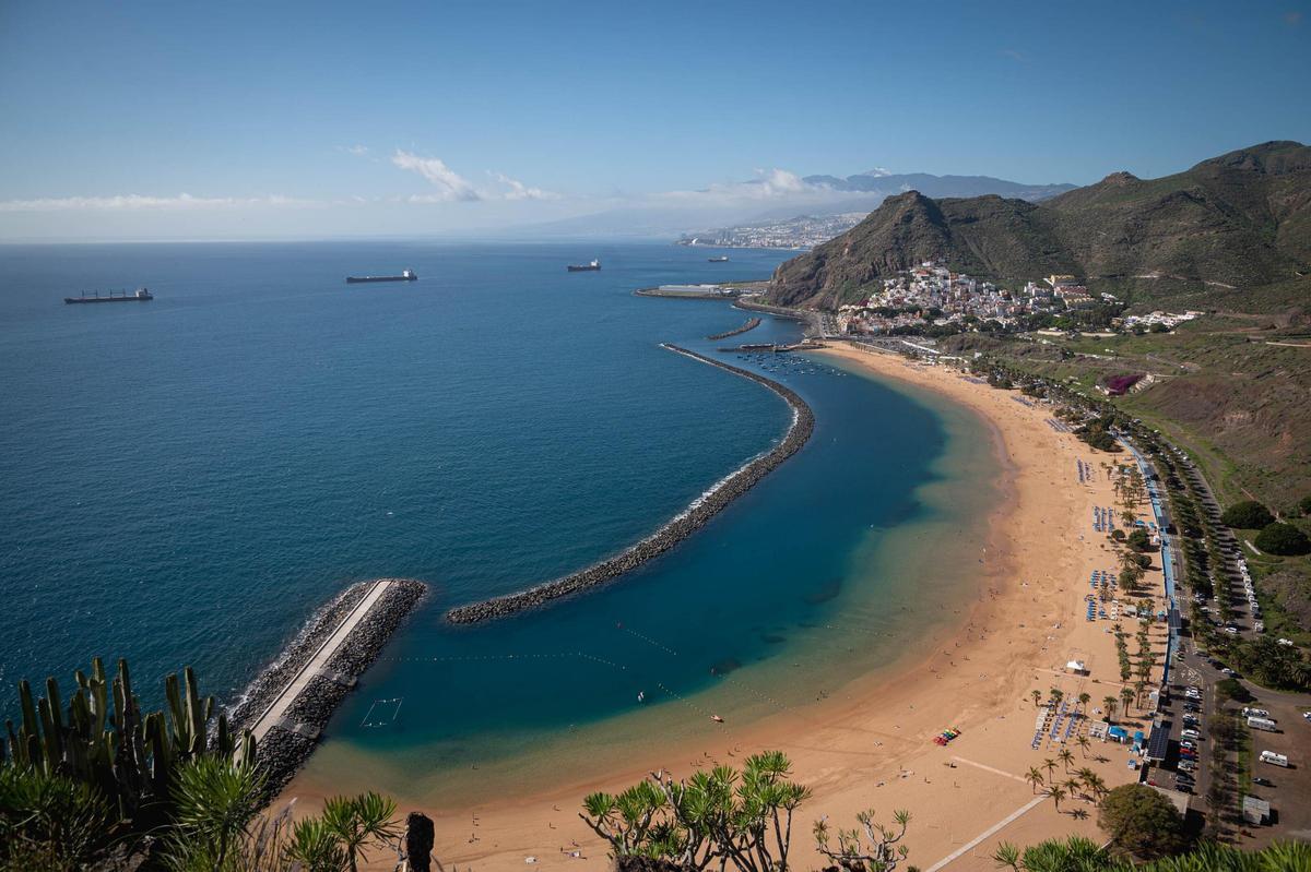 Panorámica de la playa de Las Teresitas.