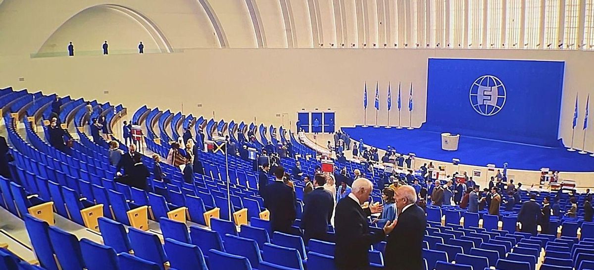 En las imágenes superiores se puede ver a Los 4 Fantásticos en el escenario central del auditorio del Calatrava; a La Mujer Invisible (Vanessa Kirby) con su hijo recién nacido a la entrada del edificio, y en el interior (a la derecha), junto a la jefa de la Fundación del Futuro (Sarah Niles). A la izquierda, una vista general del auditorio del Calatrava tal y como aparece en la película de la Marvel, convertido en sede de la Asamblea de Naciones. | FERNANDO RODRÍGUEZ