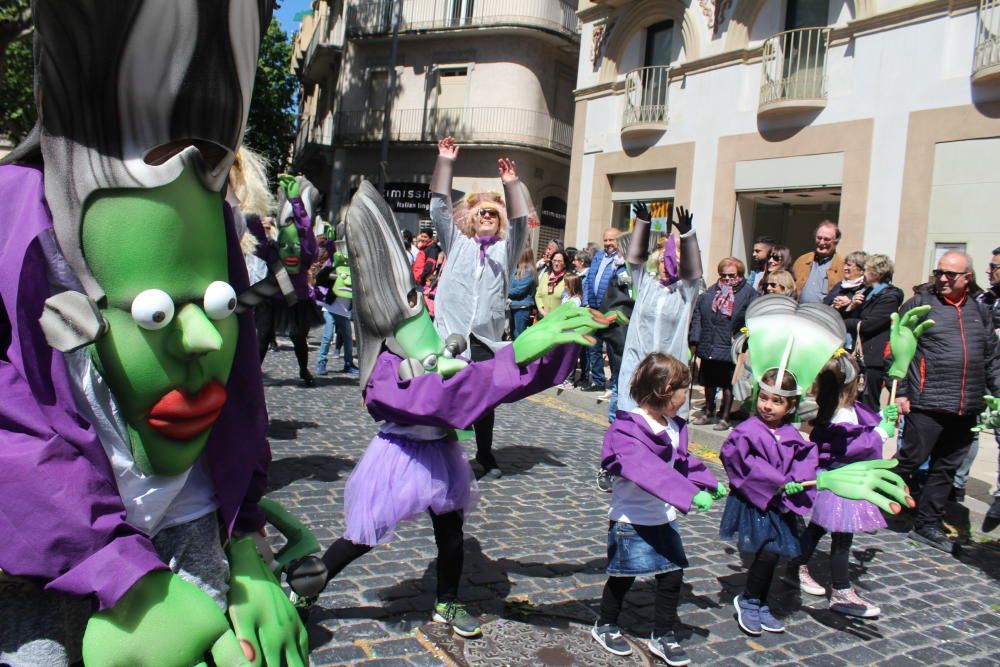 La rua escolar de la Santa Creu torna a enlluernar