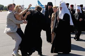 Una activista del grup Femen, que protestava contra la visita de la cap de l’Església ortodoxa russa a Ucraïna, és detingut a l’aeroport de Kíev.