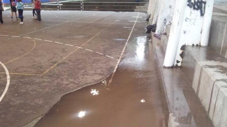 Inundaciones en las instalaciones deportivas del Colegio Público Baudilio Arce