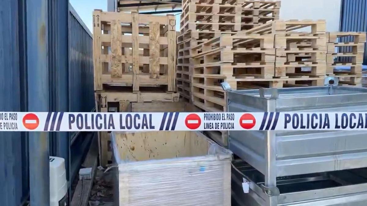 El lugar en el que se ha producido el accidente laboral de Loeches, acordonado por la Policía.