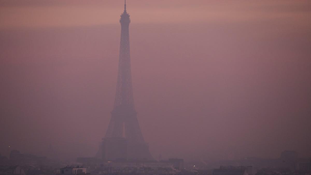 Una nube de contaminación ensombrece la Torre Eiffel, en París.