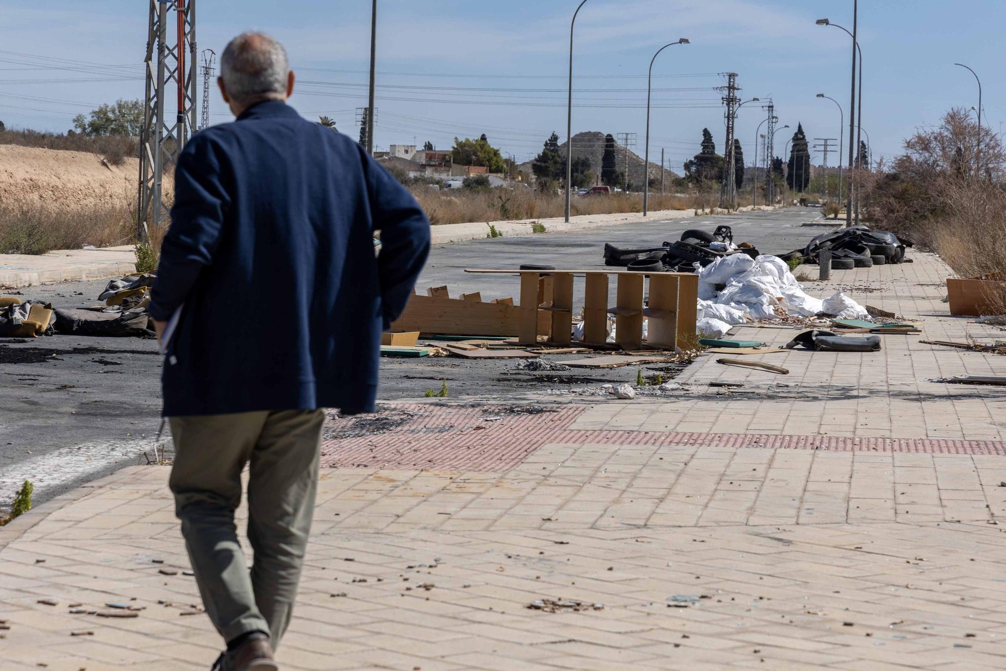 Toneladas de escombros invaden las inmediaciones del la Santa Faz y el cementerio de Alicante