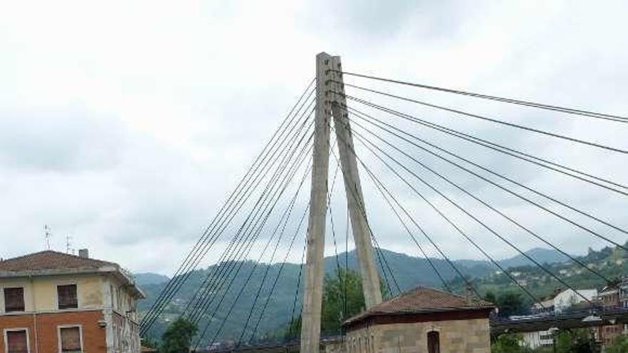 El acceso al falso túnel del soterramiento, a la altura del puente atirantado de Sama.