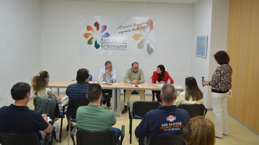 La delegada de Empleo presenta dos líneas de ayudas de la Junta a autónomos y pymes de Fuente Palmera