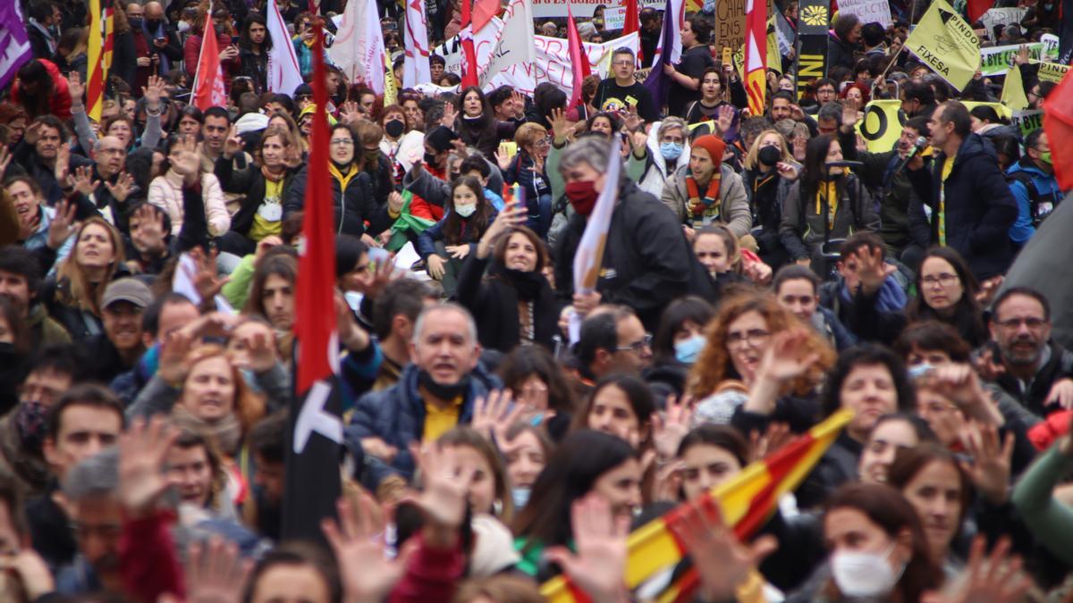 Diverses persones es manifesten a la Via Laietana en el cinquè dia de vaga educativa