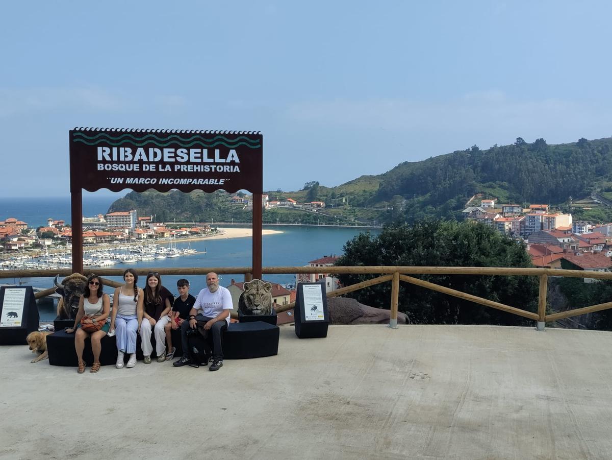 Ribadesella ya tiene su bosque de la Prehistoria Ribadesella ya tiene su bosque de la Prehistoria