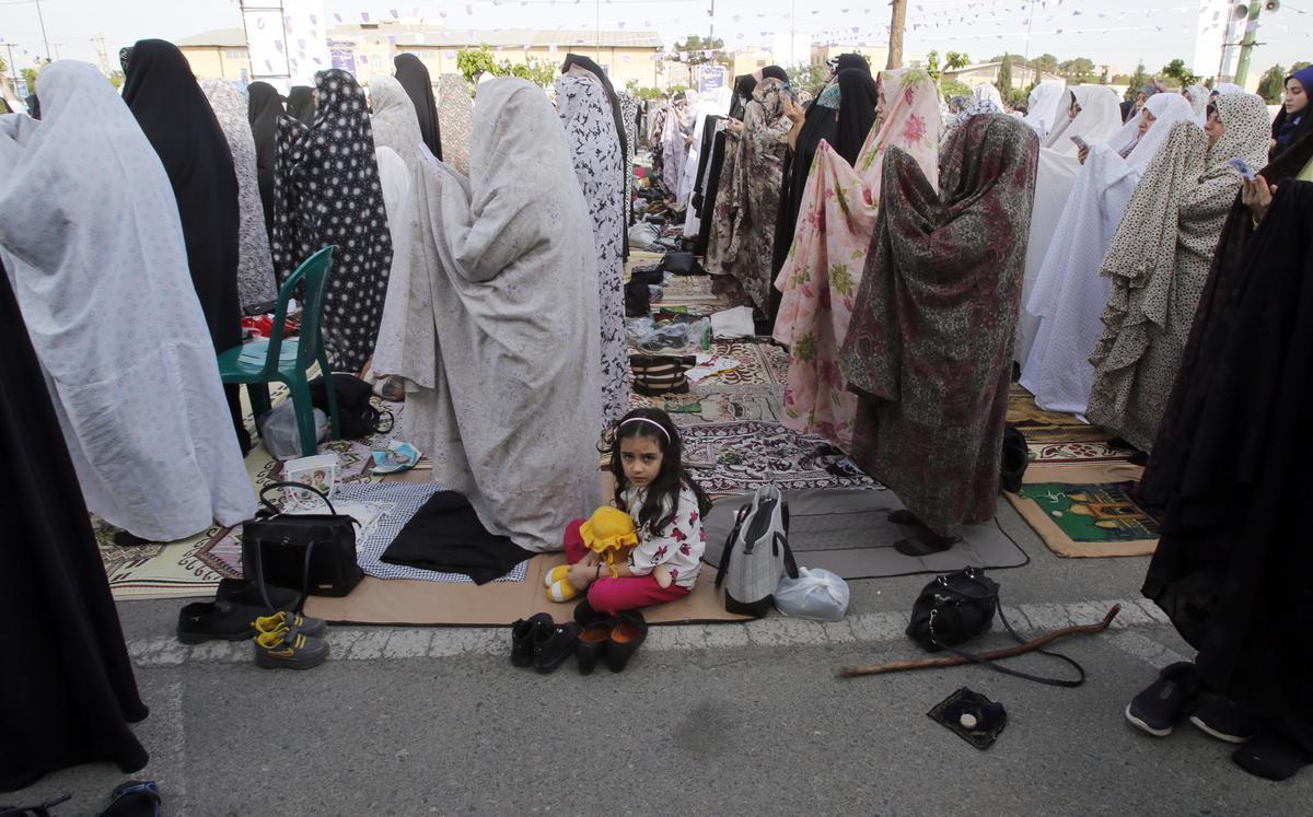 Los musulmanes celebran el fin del Ramadán. Fiesta del Eid al-Fitr en el santuario de Abdol-Azim, en Teherán (Irán).