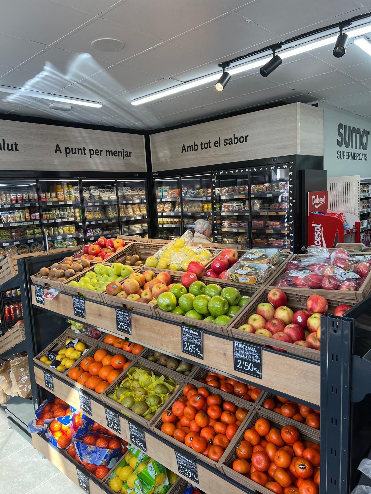 Disposa d'una gran varietat de producte fresc, selecció de congelats, articles de marca pròpia i fleca amb forn.