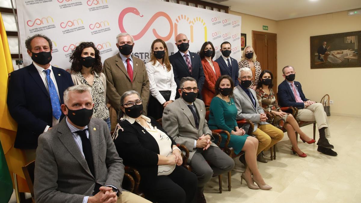 Nueva directiva del Colegio de Médicos de Córdoba, con la nueva presidenta María del Carmen Arias, sentada en el centro de la imagen.
