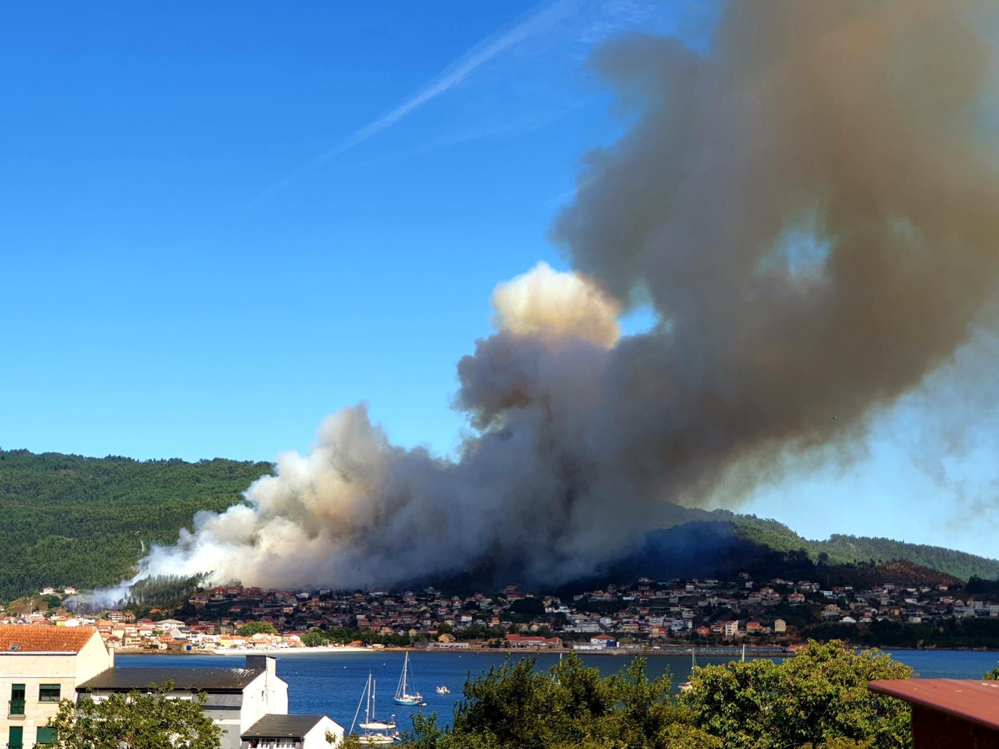Un incendio en Moaña amenaza a las viviendas