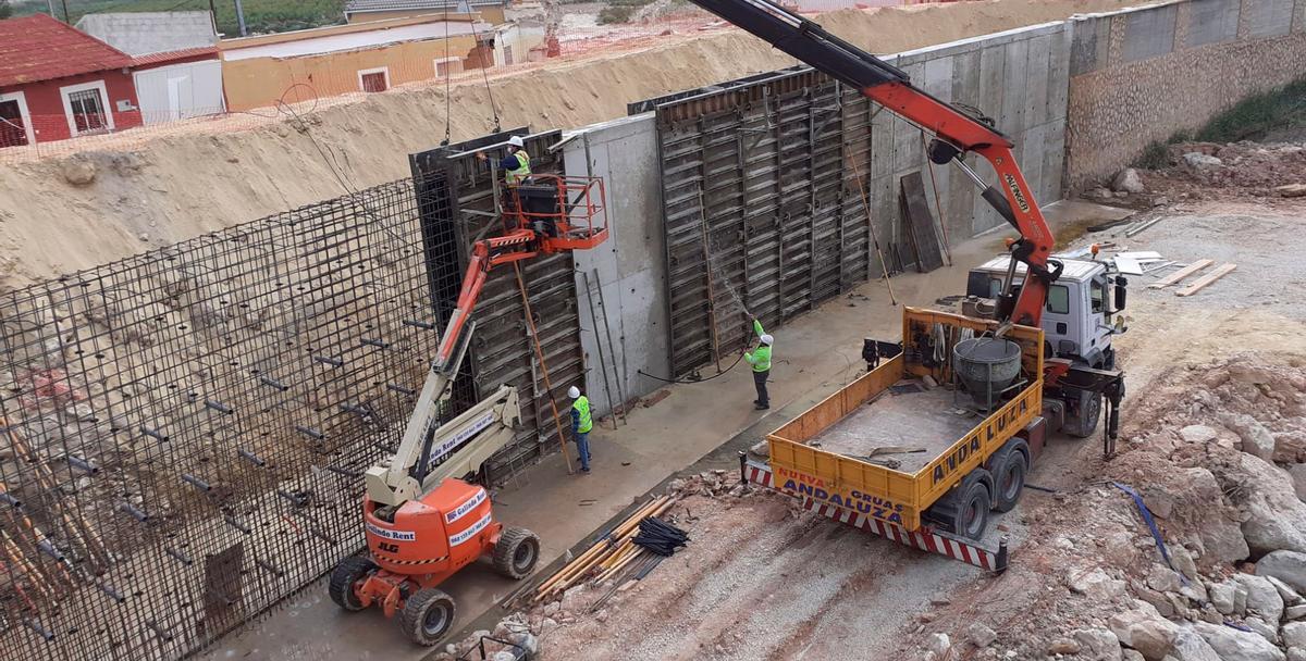 Ejecución del muros durante la reconstrucción del encauzamiento del río Segura en Almoradí.