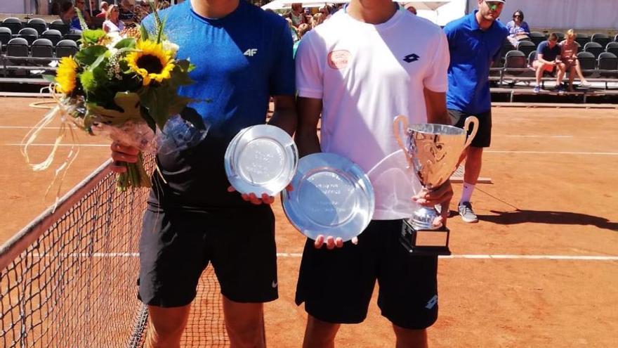 Carlos Alcaraz, a la derecha, con su trofeo