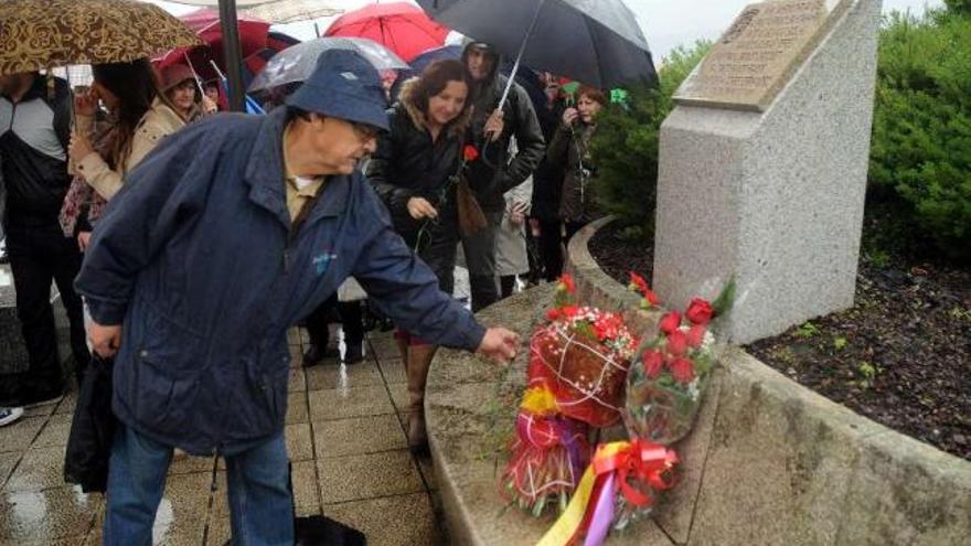 Momento en el que se honra la memoria de los fallecidos.  // R. Vázquez