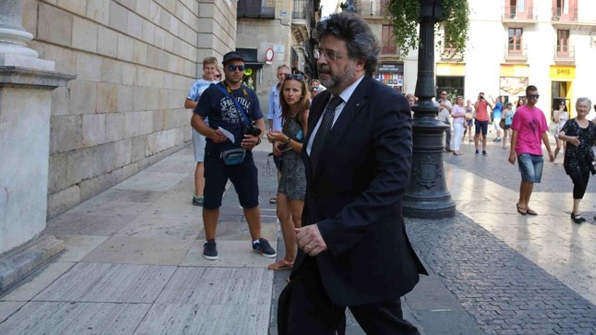 El exdirigente de Unió Antoni Castellà entrando en el Palau de la Generalitat para incorporarse a la cumbre soberanista.