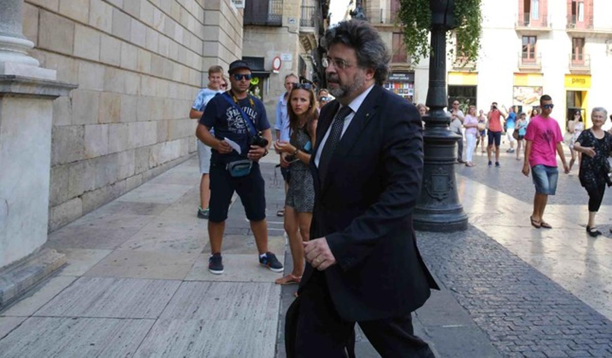 L’exdirigent d’Unió Antoni Castellà entra al Palau de la Generalitat per incorporar-se a la cimera sobiranista.