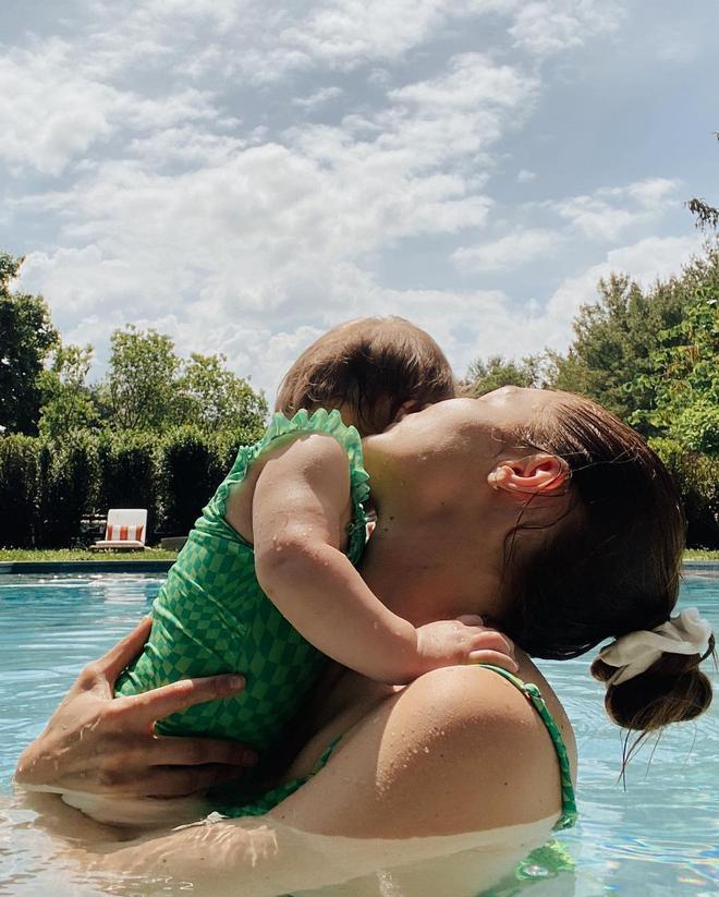 Gigi Hadid en la piscina con su hija Khai