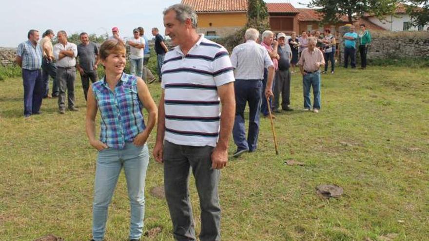 Ana Joglar y Gaspar Costales, ayer, respaldados por vecinos y ganaderos en su finca.