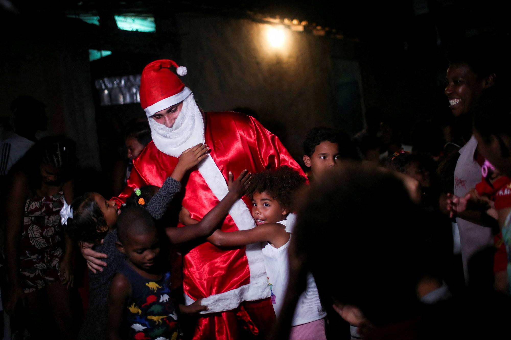 Papá Noel entrega regalos a los niños en la Ciudad de Dios, una favela de Río de Janeiro.