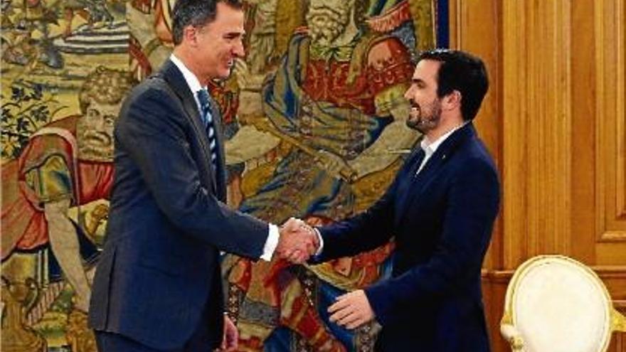 Felip VI saluda Alberto Garzón, abans de l&#039;inici de la seva reunió a la Zarzuela.