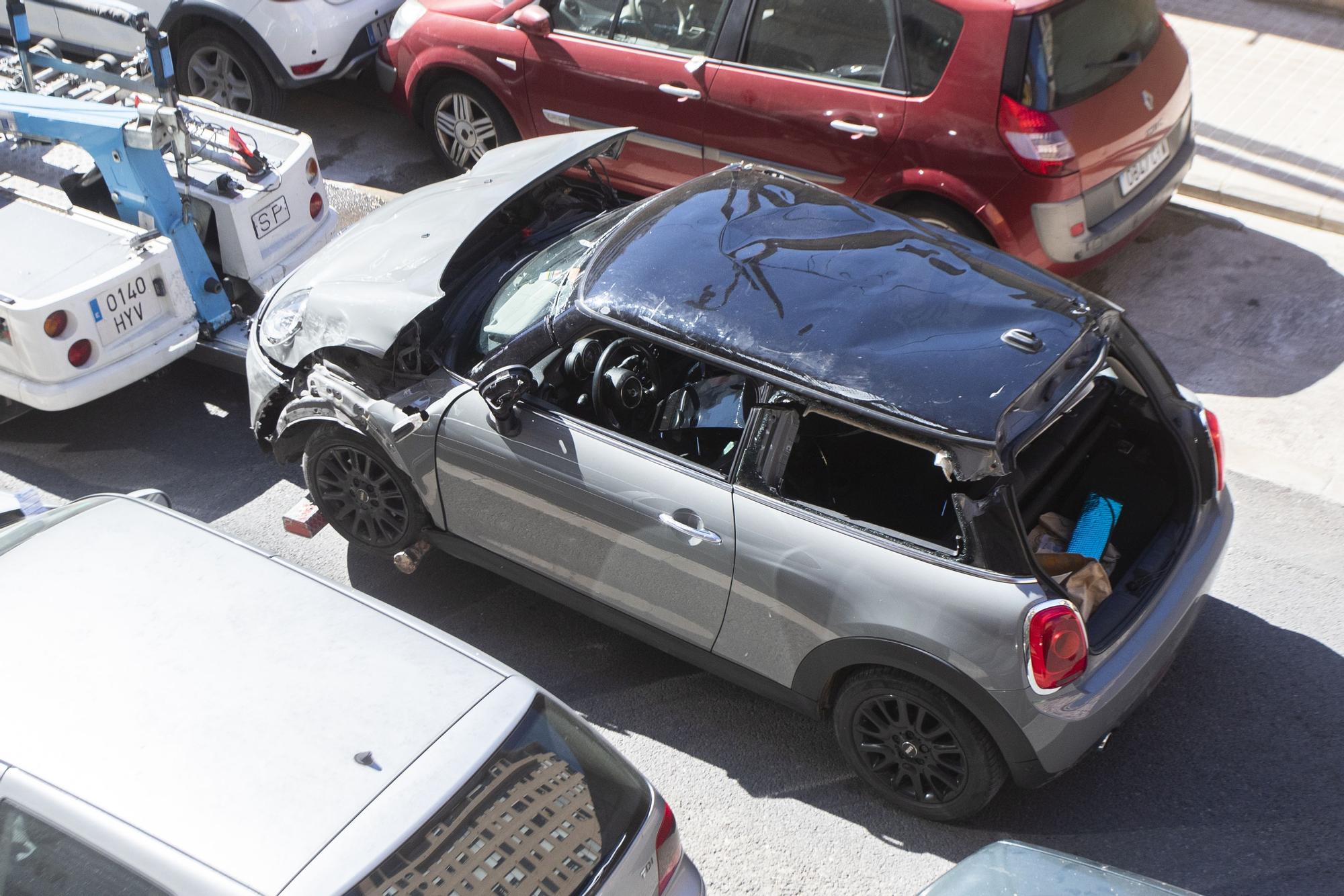 Las imágenes del espectacular vuelco de un coche en Arquitecto Alfaro