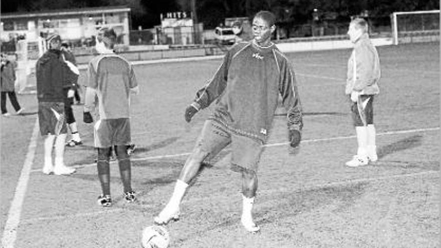 Mamadou Tounkara ahir al vespre a l&#039;entrenament del juvenil del Farners a Santa Coloma.