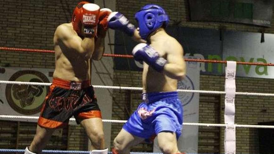 Un combate de boxeo en una de las veladas del Club Arousa.  // I. A.