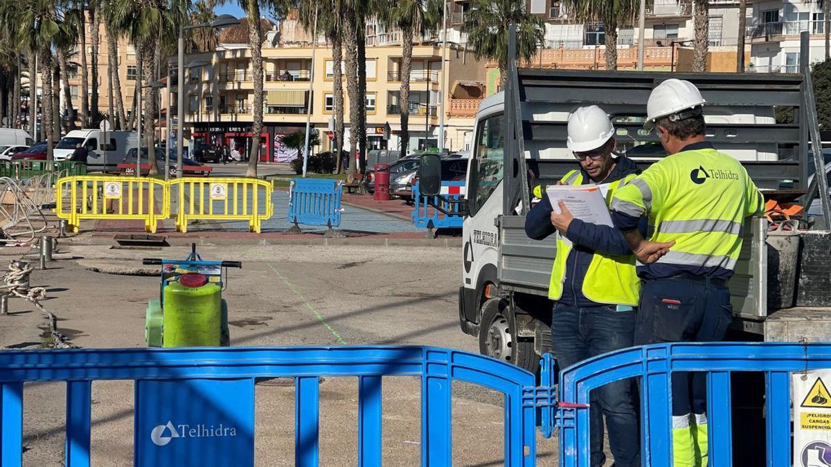 Operarios inician la reparación de los daños del temporal en el puerto pesquero-deportivo. | CARM