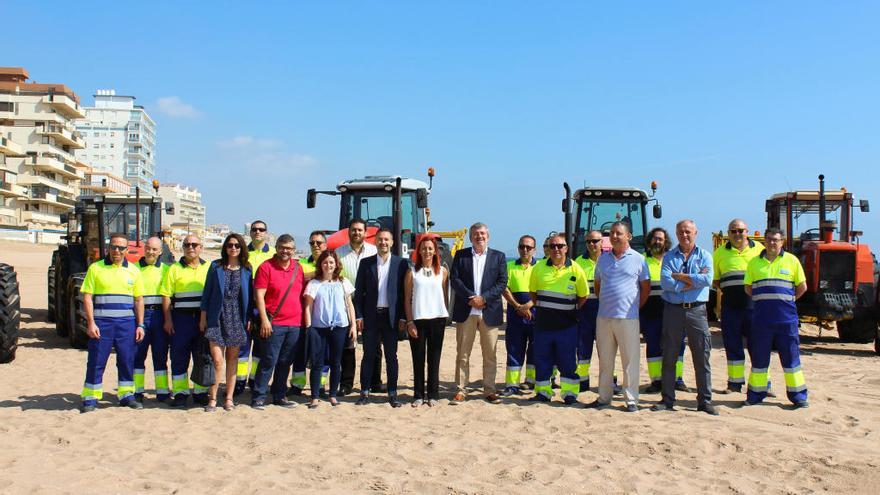 Operarios de la campaña de limpieza con la vicepresidenta de la Diputación, Maria Josep Amigó, y el diputadode Medio Ambiente, Josep Bort.
