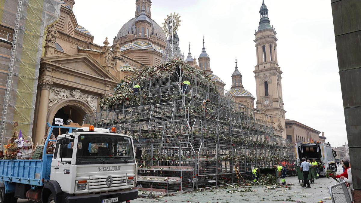 Retirada del manto de flores de la Virgen del Pilar