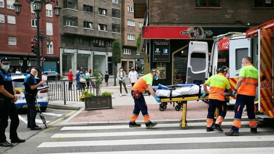 Un peatón herido grave en Oviedo tras recibir el golpe de un camión de reparto