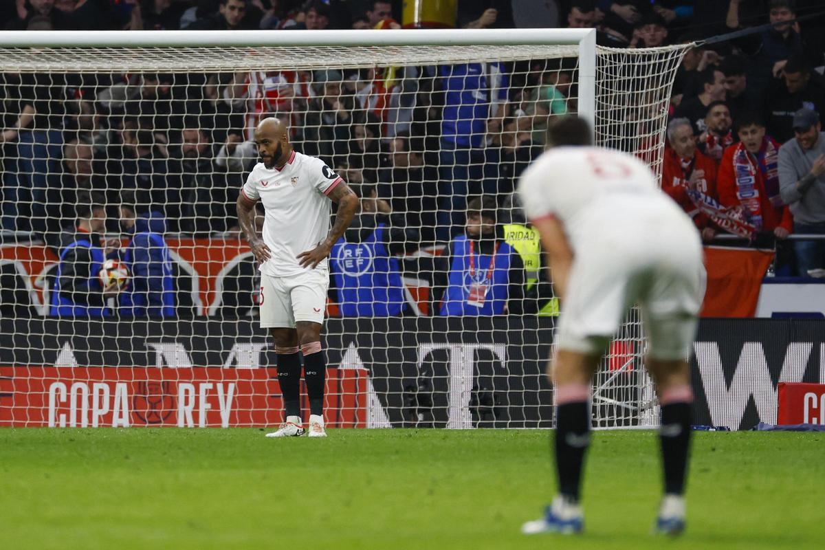 Los jugadores del Sevilla lamentan el gol encajado.