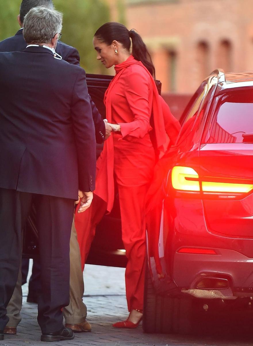 Meghan Markle con look en color rojo