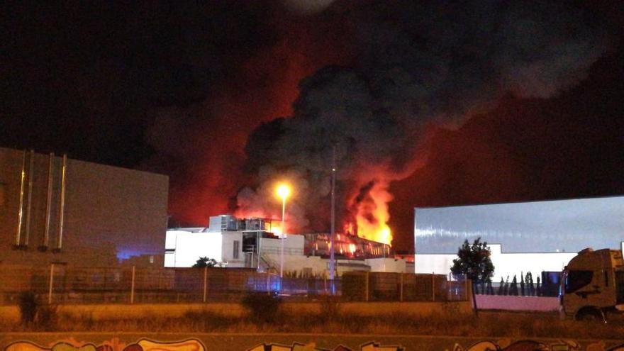 Espectacular incendio en la panificadora de Mercadona