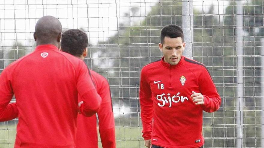 Isma López toca el balón durante el entrenamiento de ayer.