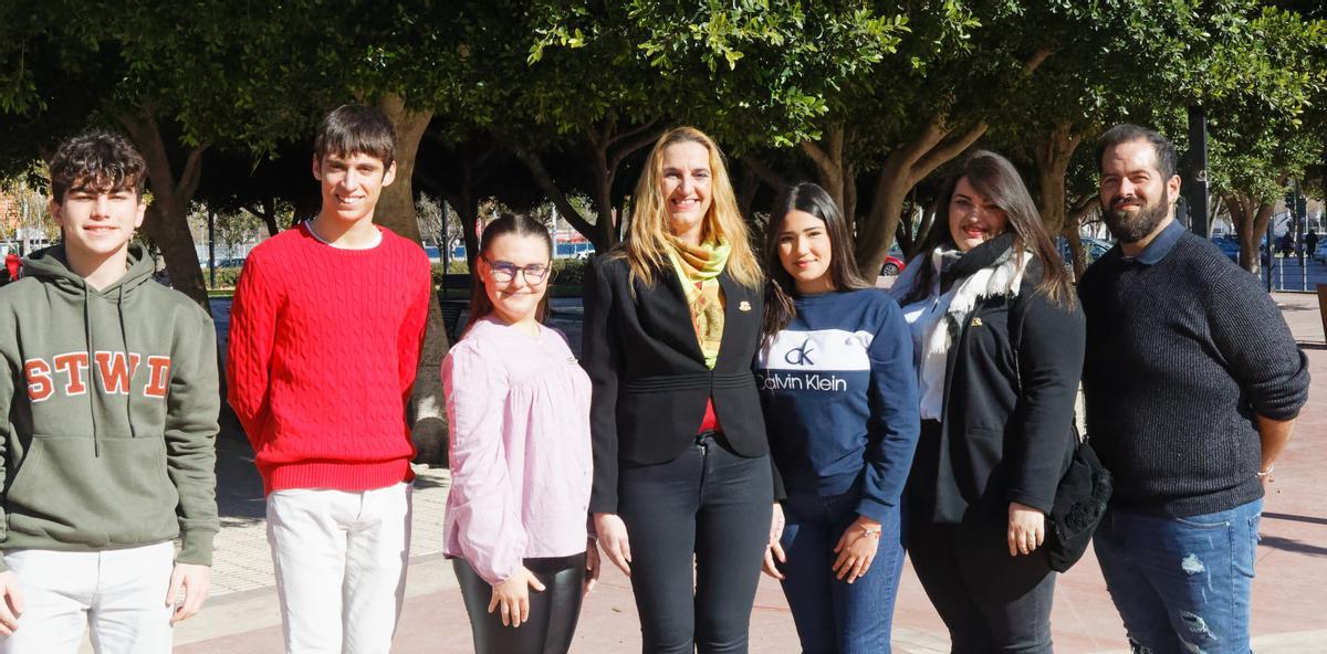 María Isabel Lázaro, junto a las damas y acompañantes de la comisión.