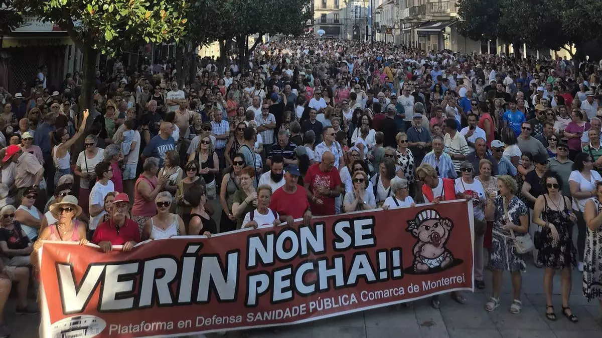 12.000 personas se concentran en Verín en defensa de su sanidad pública: «Non somos números, somos persoas»