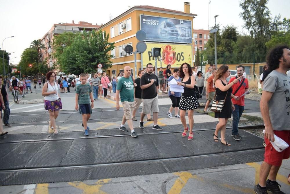 Más de 2.000 vecinos se van de fiesta a las vías