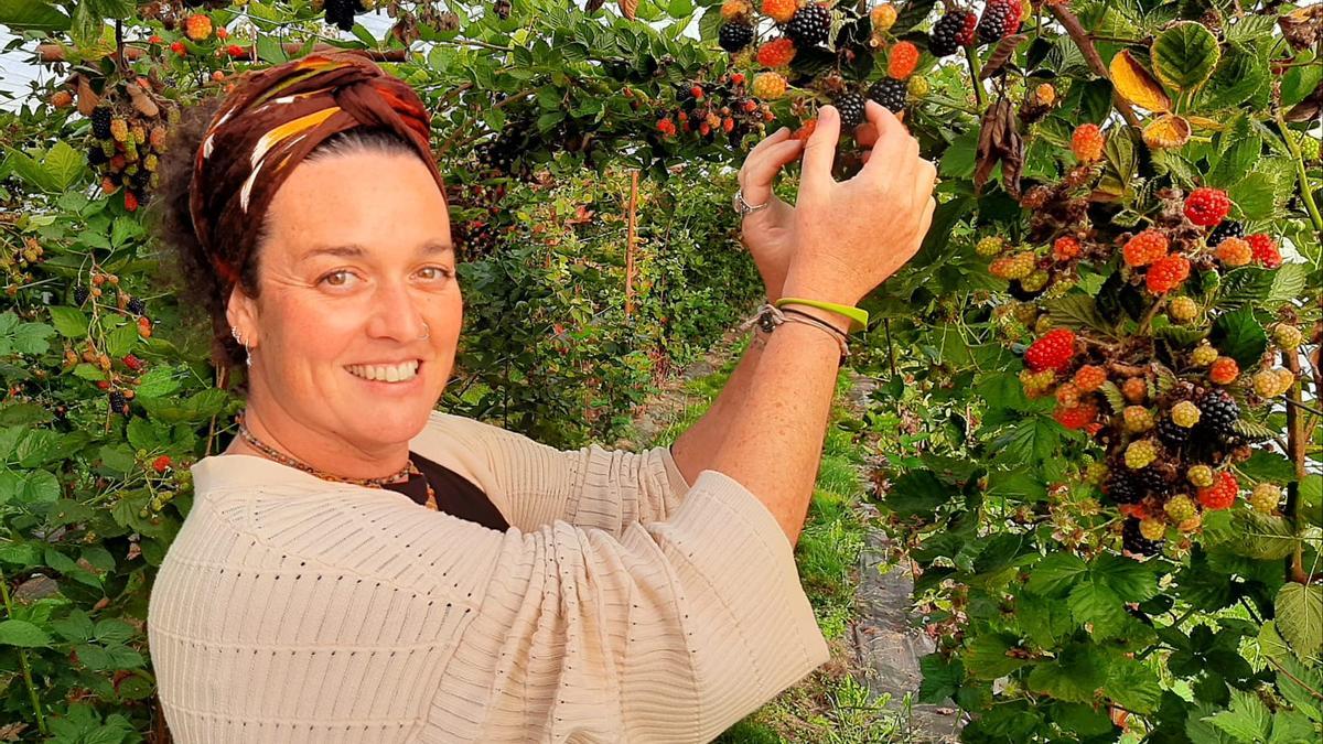 Alba Ortiz, con un racimo de moras de su plantación sierense