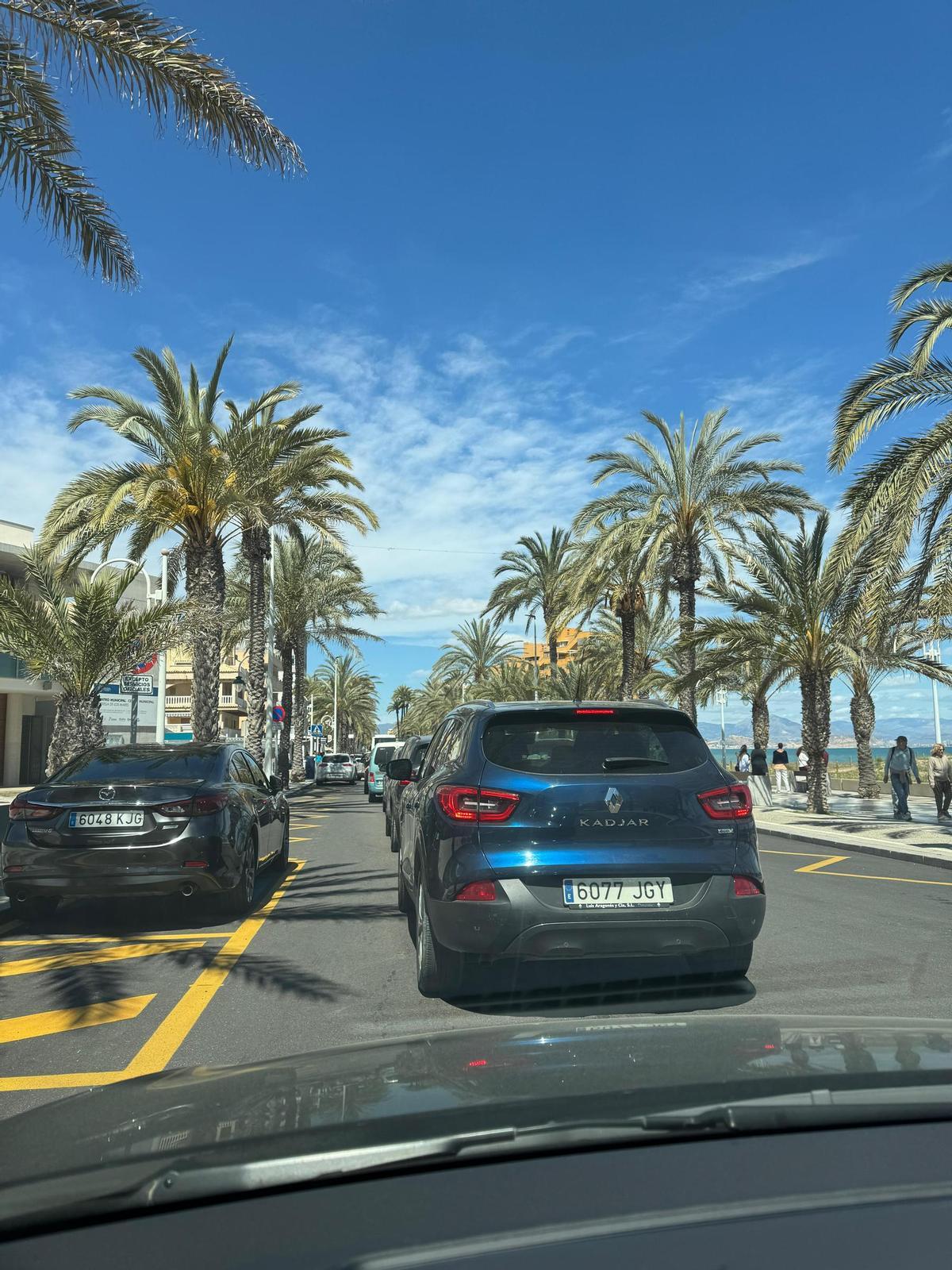 Tráfico en la Avenida San Bartolomé de Tirajana durante la Semana Santa