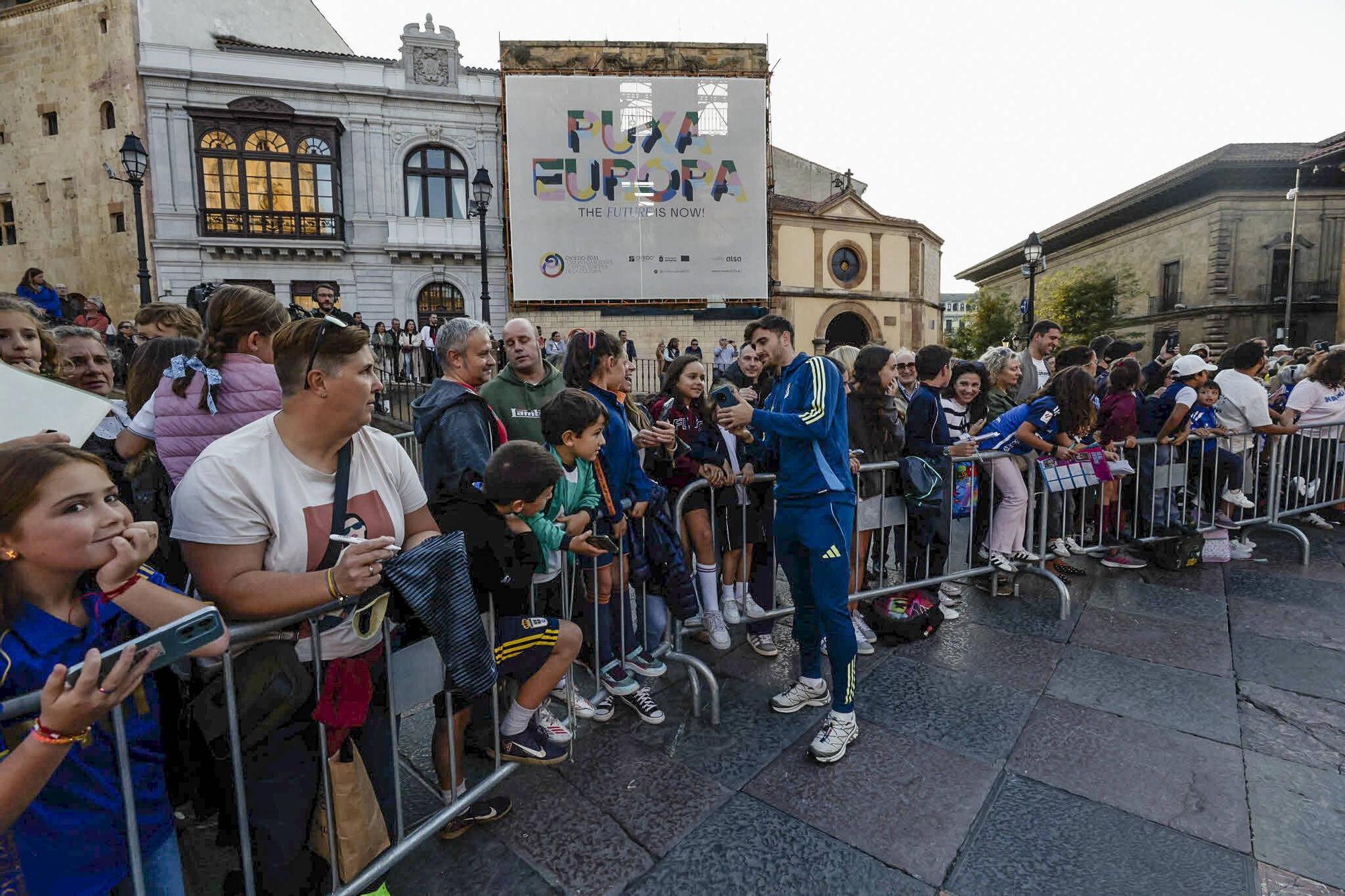 Locura azul en Oviedo: así fue la entrega de los nuevos coches a la plantilla en la plaza de la Catedral