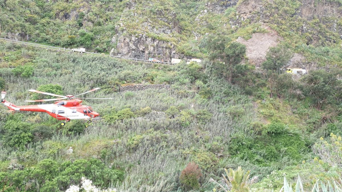 Un coche cae por una ladera en Moya
