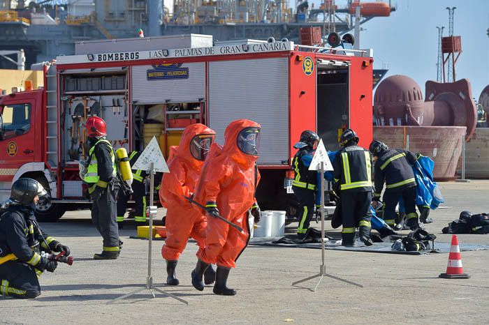 Simulacro de incendio en un barco, en las ...