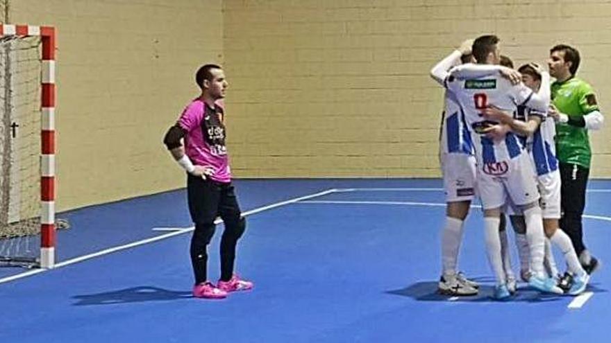 Los jugadores del Atlético Benavente celebran uno de los goles.