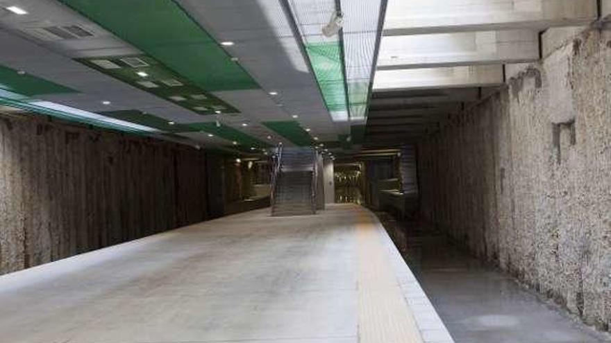 El interior del túnel en la estación subterránea de La Felguera.