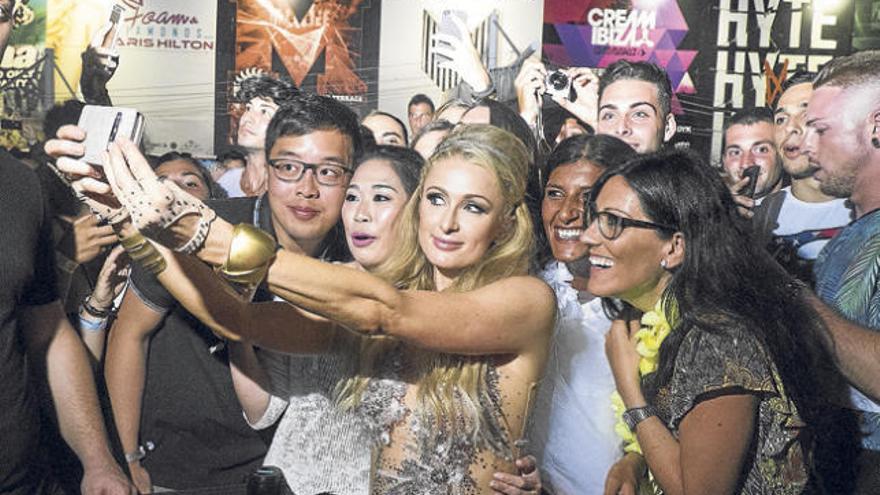 Paris Hilton, más diva y reclamada que nunca en Ibiza