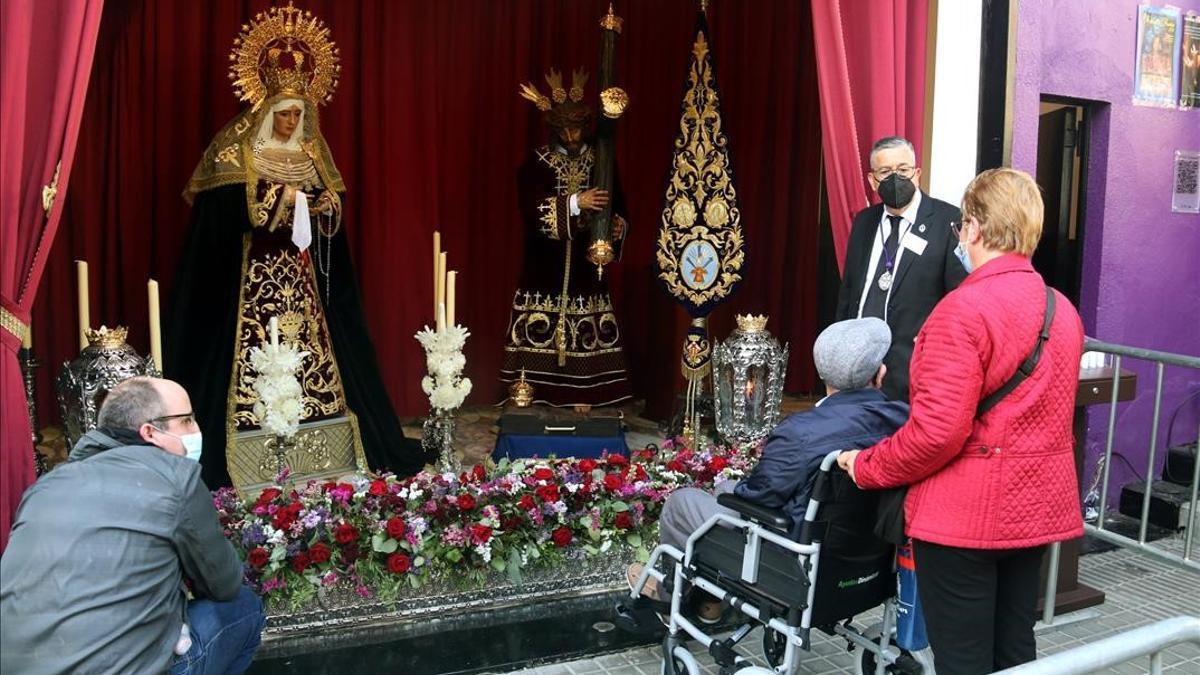 Centenares de personas desfilan ante las imágenes de la Cofradía 15+1 de L'Hospitalet